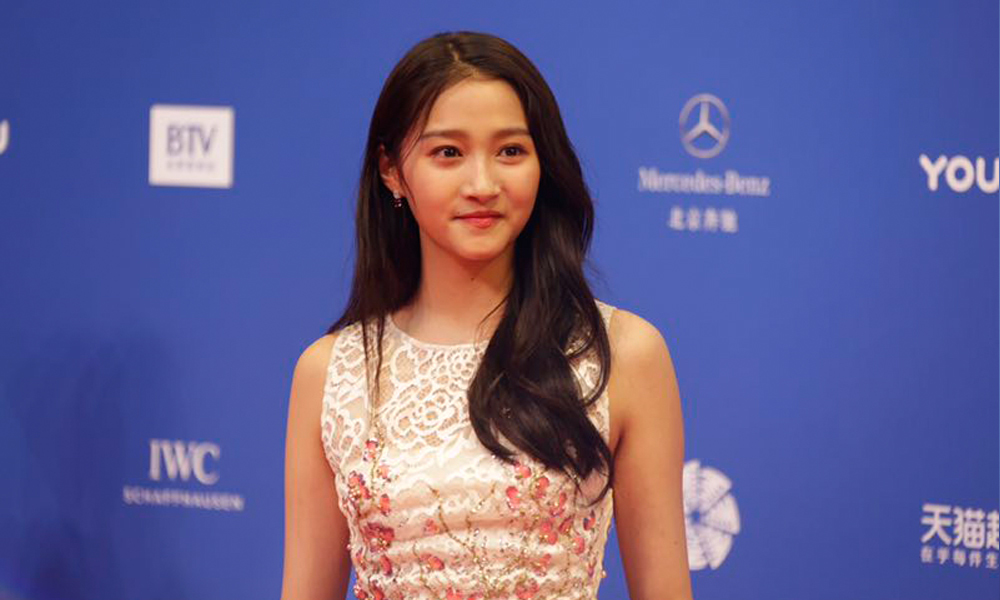 “国民闺女”关晓彤走上红毯。