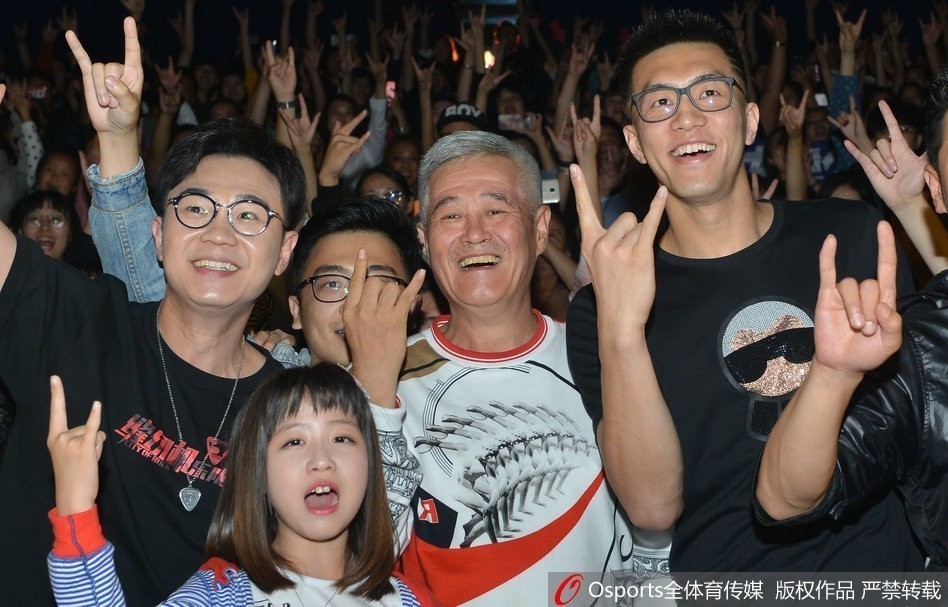 郭艾伦与赵本山大鹏乔杉同框