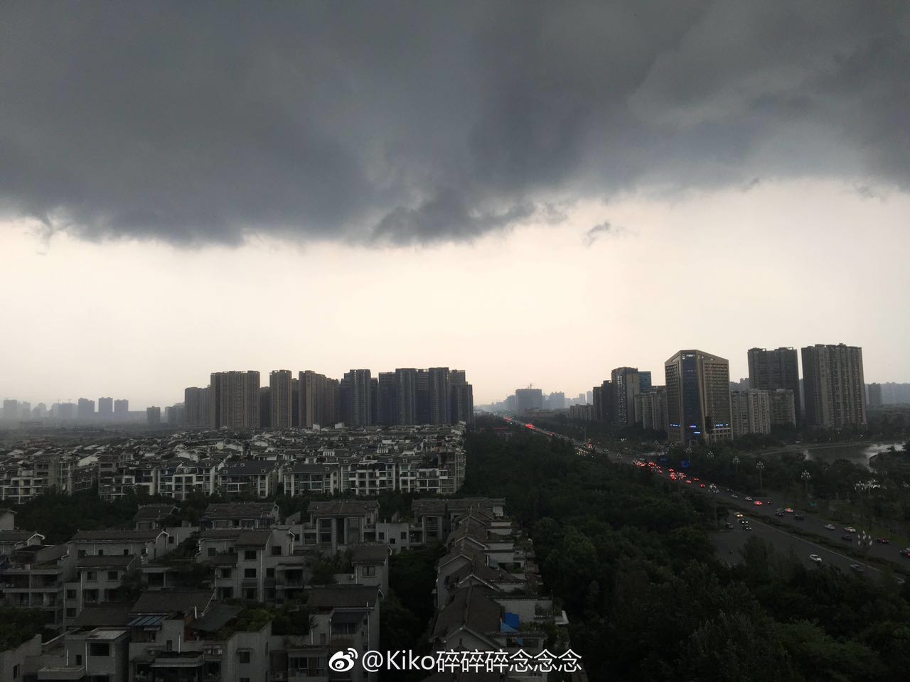 妖风妖雨来了? 高温成都突降暴雨
