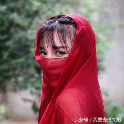 神厨仙女李子柒现身综艺,却是见光死, 评委