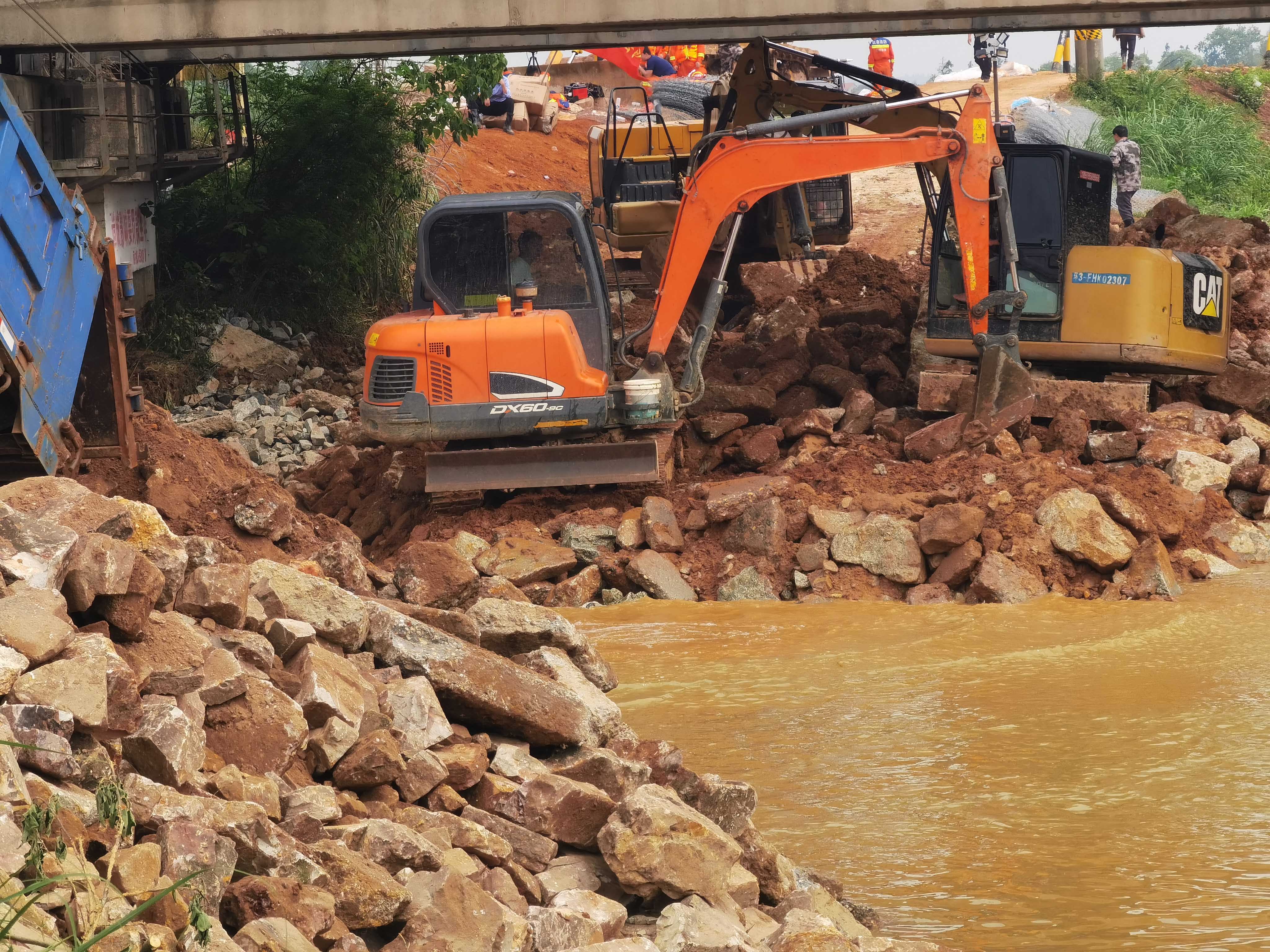 29小时奋战!江西丰城市丽村镇清丰堤溃口顺利合龙 29小时奋战!江西丰城市丽村镇清丰堤溃口顺利合龙