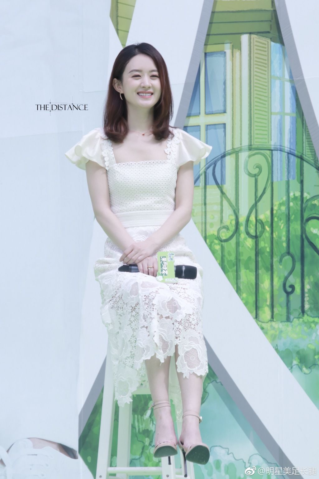 赵丽颖白色透明长裙加一字带高跟凉鞋,腿是真