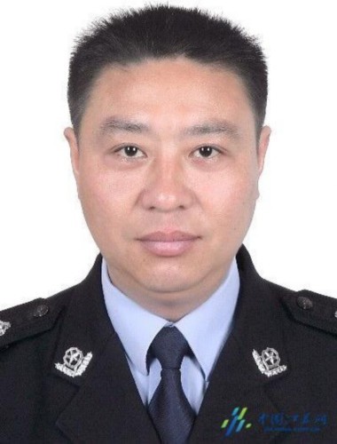 泰州姜堰公安局巡防大队副大队长钱华冒高温执