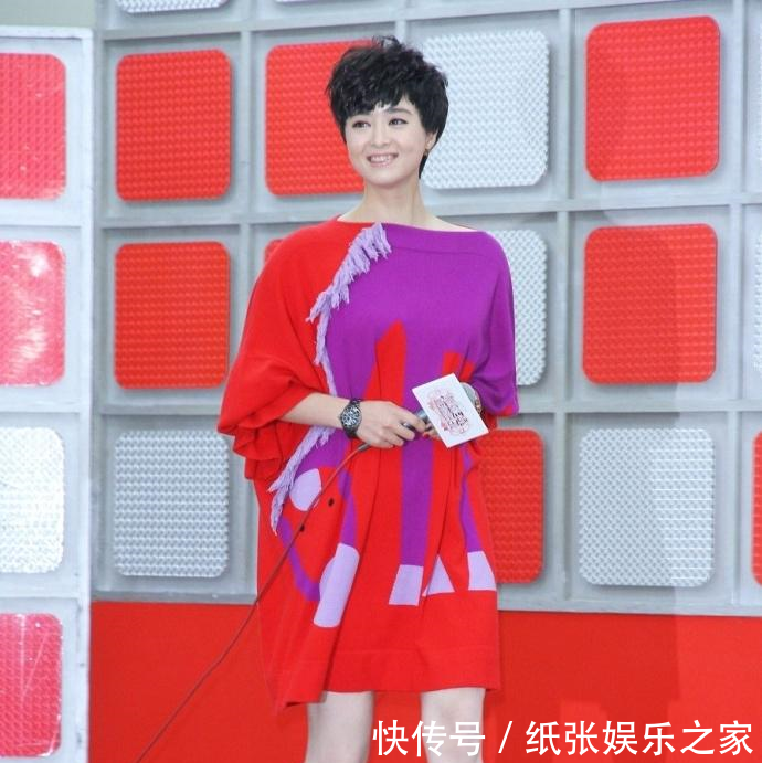 蒋欣又瘦出新高度, 粉色衬衫配白短裤, 看起来8