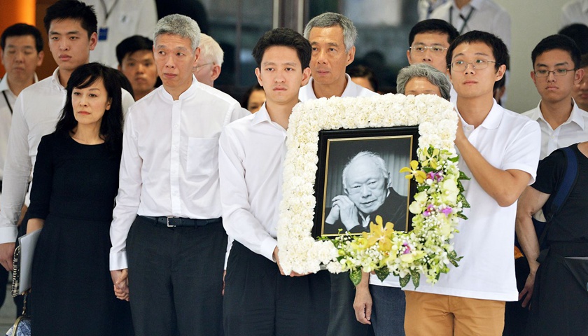 在此次采访中,李绳武并没有透露是哪些"友人"提醒他离开新加坡,也没有