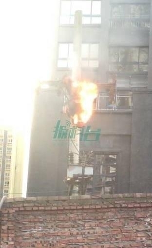 工人修电缆遭电击 全身着火被吊空中 工人修电缆遭电击 全身着火被吊空中