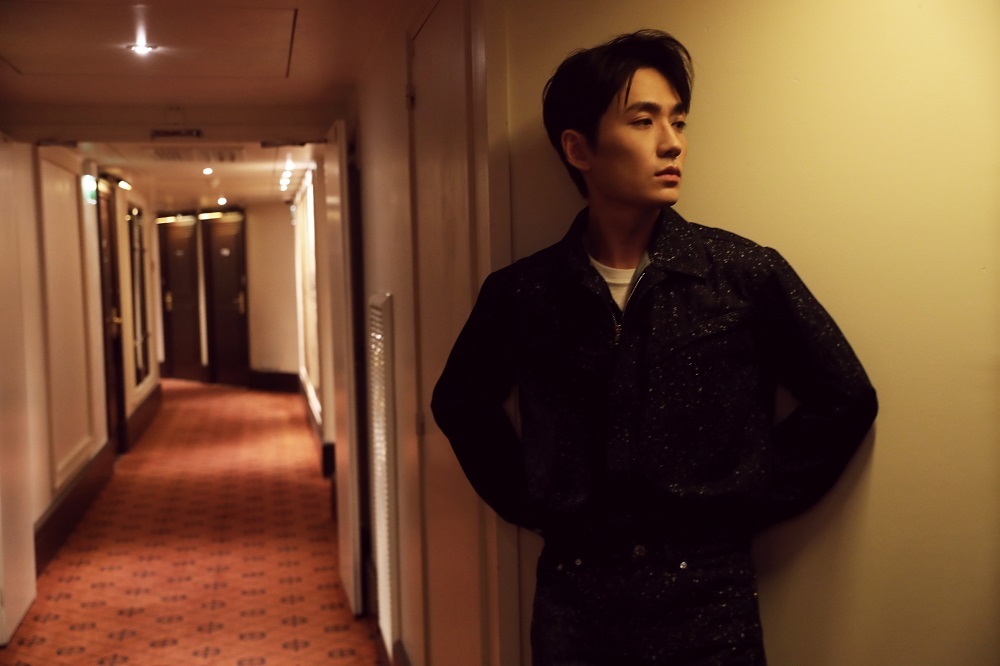 朱一龙受邀巴黎时装周 携手顶奢品牌漫步卢浮