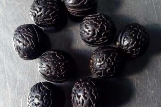 中国人去巴基斯坦旅游,买了20颗黑核桃30颗宝