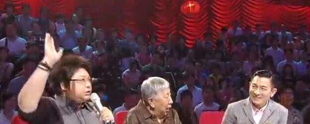 韩红综艺节目中给刘德华戴高帽子 逼得华仔不