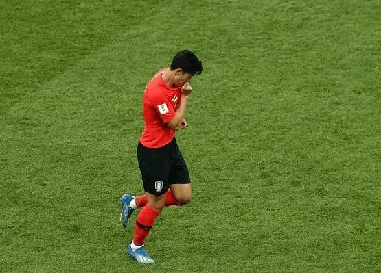 韩国总统文在寅更衣室安慰孙兴慜,孙兴慜这么