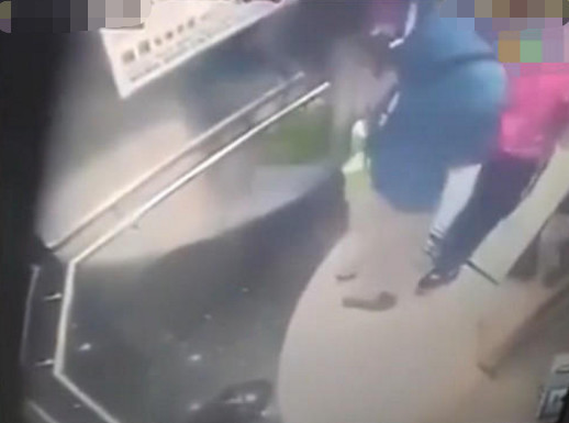 男子抱着女孩匆忙进入电梯 立刻脱裤子 男子抱着女孩匆忙进入电梯 立刻脱裤子