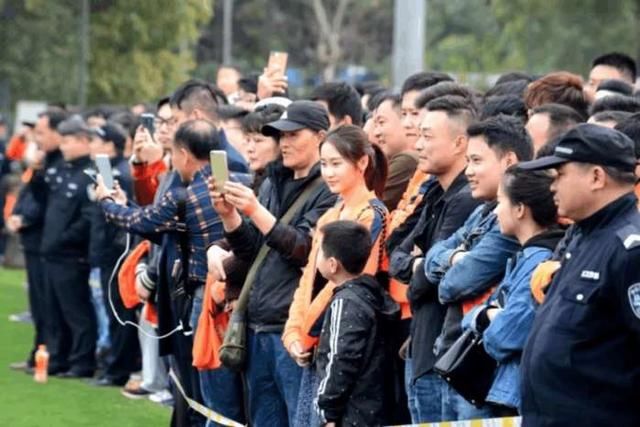 中甲最火爆球市在武汉,卓尔球票一周前就被抢