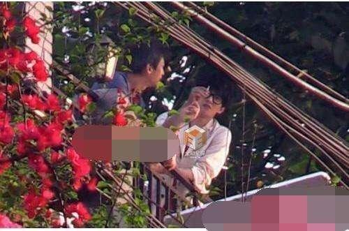 杨洋抽烟的样子原来这么帅，旁边邓超的表情亮了!