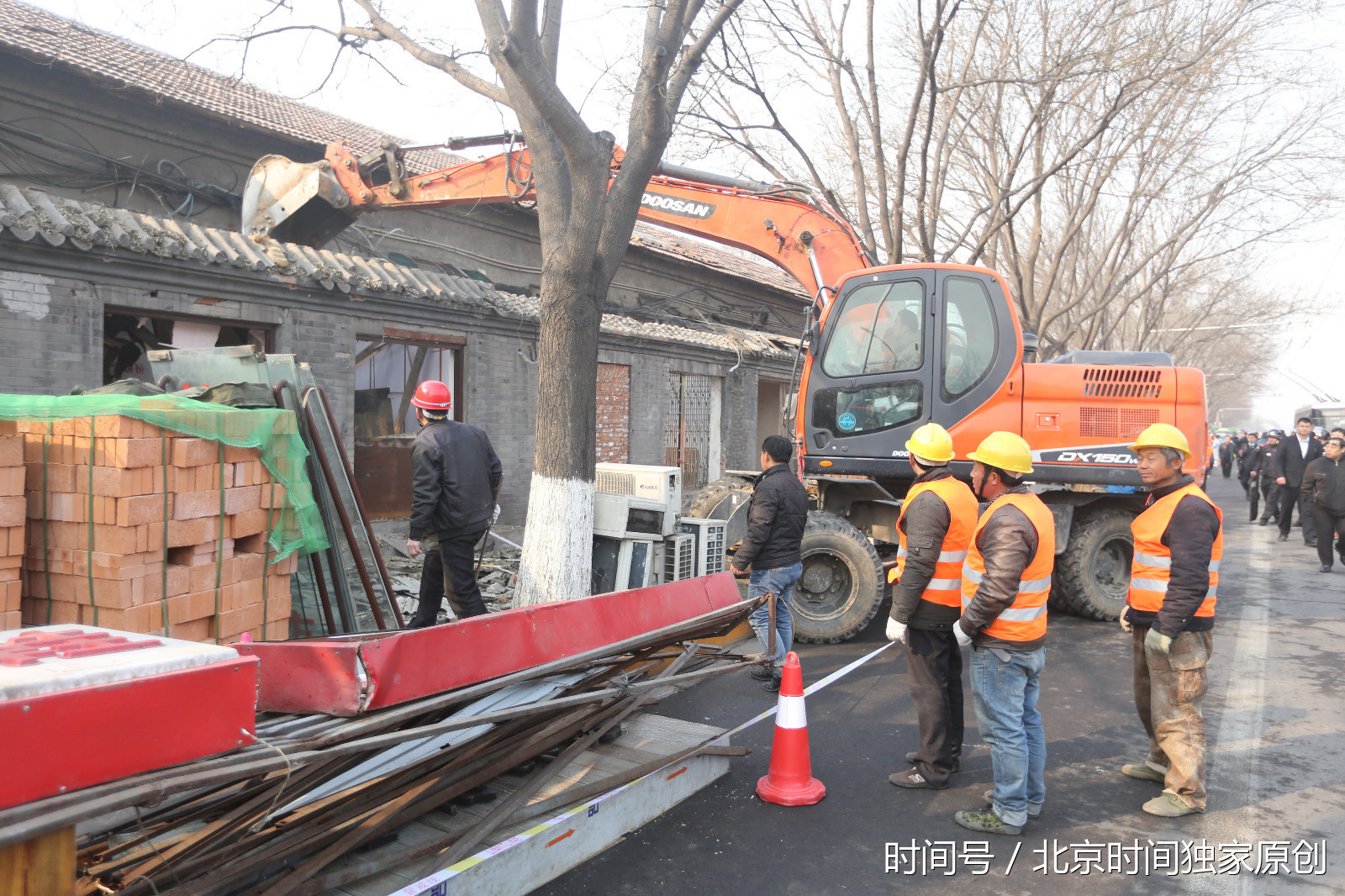 平安大街百余处违建及开墙打洞4月底前完成整治 平安大街百余处违建及开墙打洞4月底前完成整治