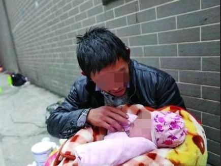 16岁产妇顺转剖生下女婴,看到孩子父亲时,大家