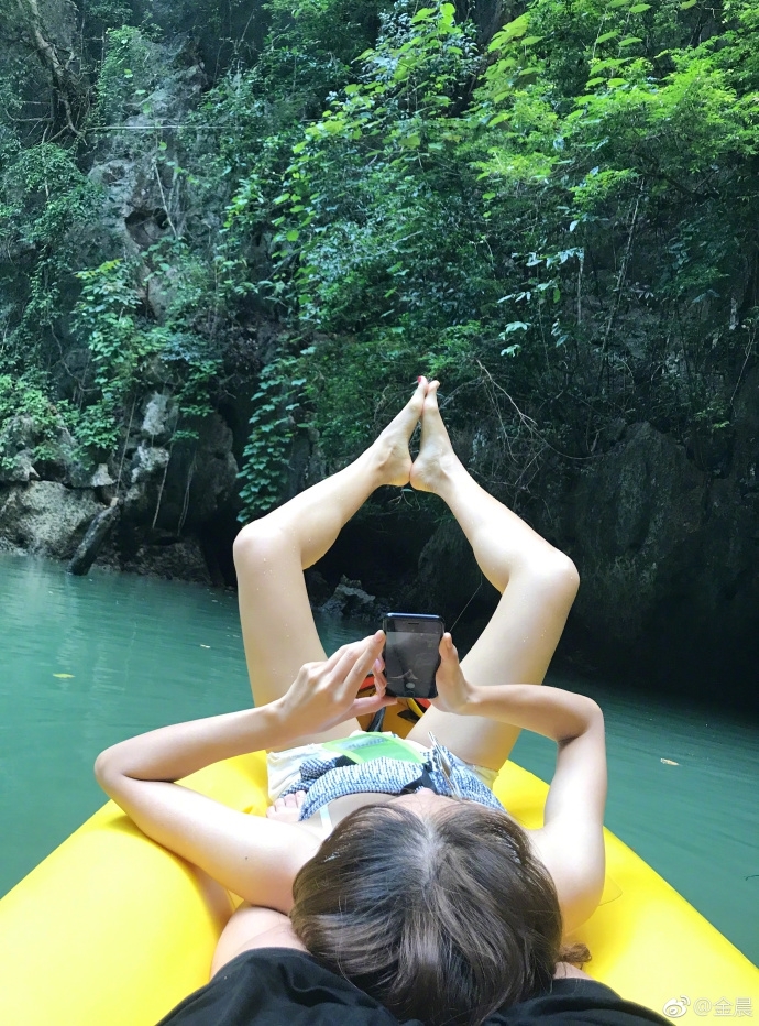 金晨用脚向大自然比心 长直白美腿养眼(图)