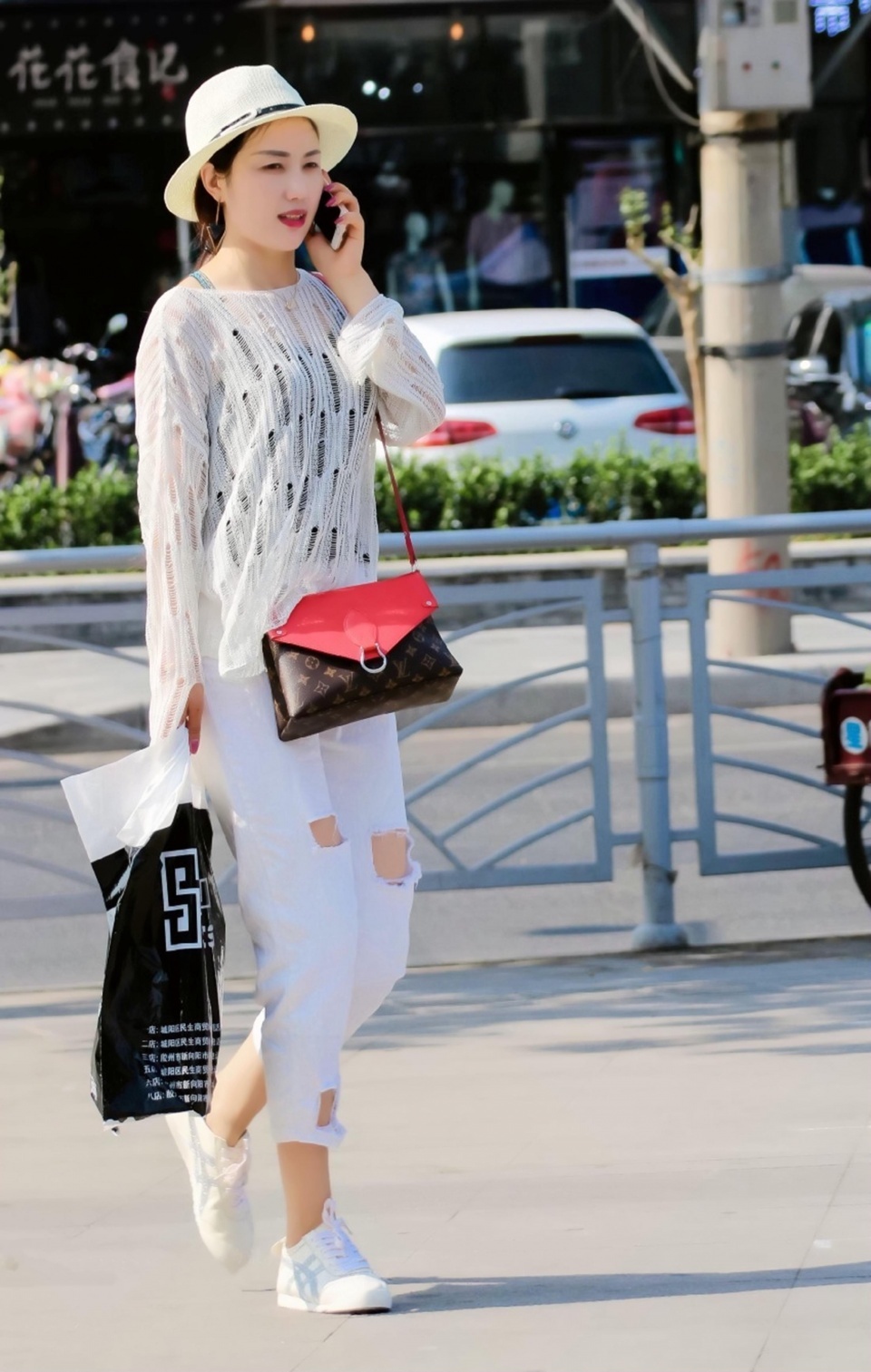 街拍:白色休闲裤搭配镂空上衣的美女,漂亮的小