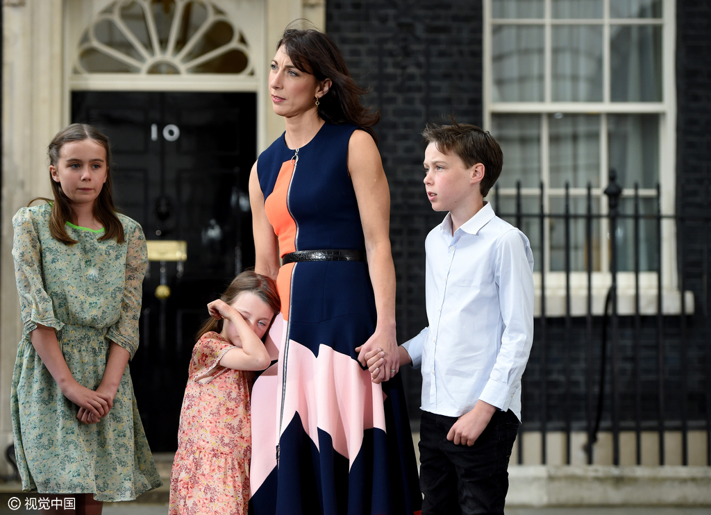 卡梅伦偕家人告别唐宁街十号