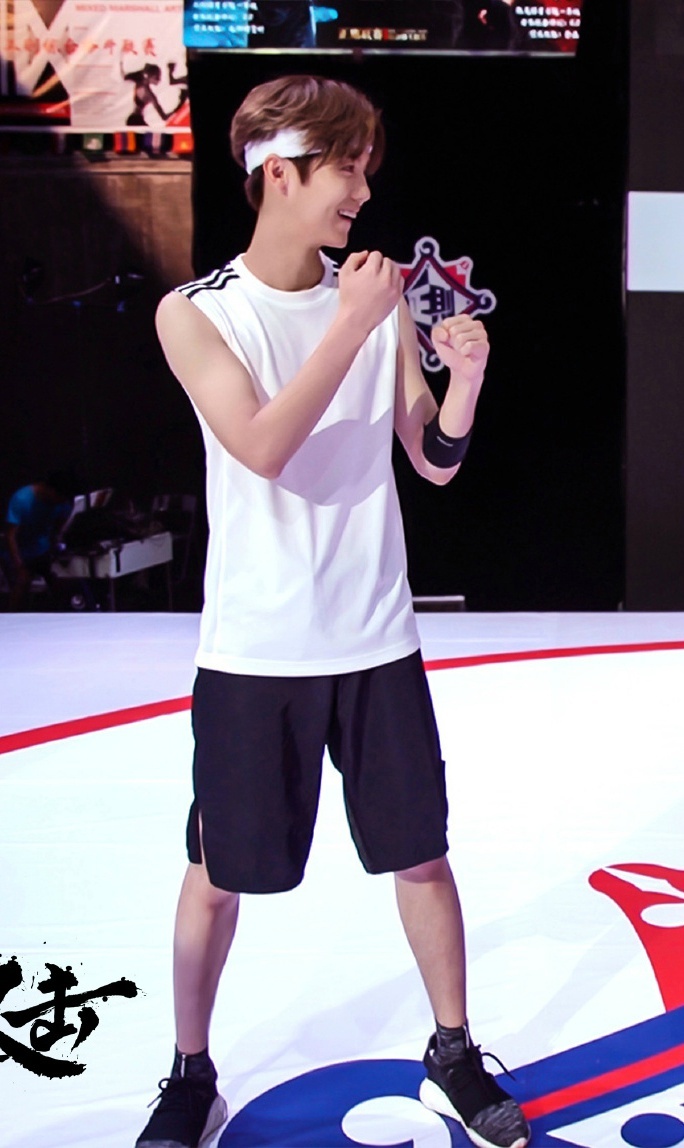 [鹿晗][分享]170820 训练特辑明天学长的单人修图,表白充满活力的学长