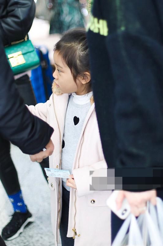 李小璐带儿女甜馨低调坐高铁,见镜头略显尴尬
