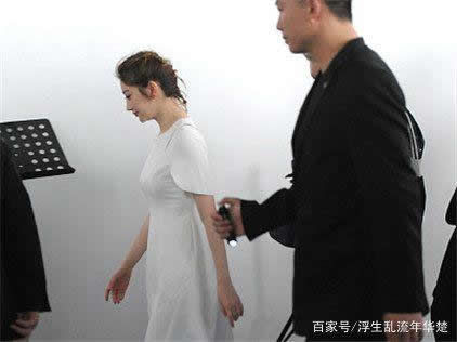 景甜白裙秀傲人上围:白裙显上围傲人,景甜深V