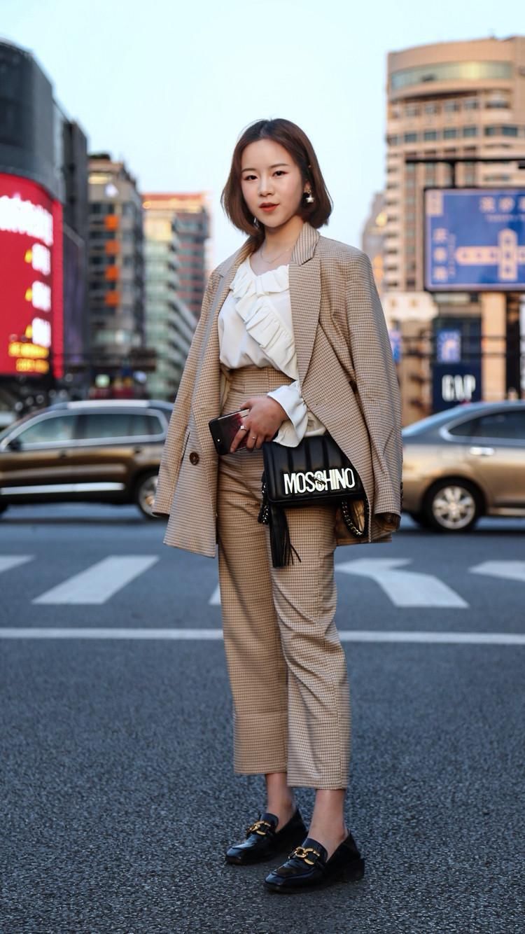 杭州街拍:紧跟潮流,时尚姑娘尽情展示美丽