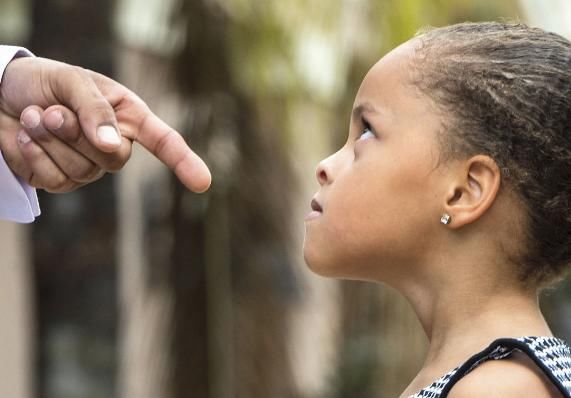 当孩子不听话时到底该不该打,爸爸妈妈一定了