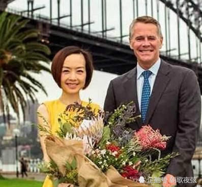 48岁陈鲁豫两任丈夫近照,二婚嫁初恋男友,年轻