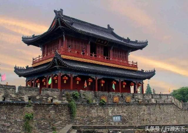 拥有闻名遐迩的荆州古城,其中纪南城,关公庙,章华寺,乌林古城场