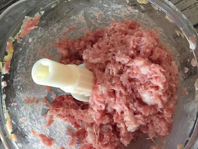 为什么星级酒店肉包子蒸熟后,肉馅能成一坨肉