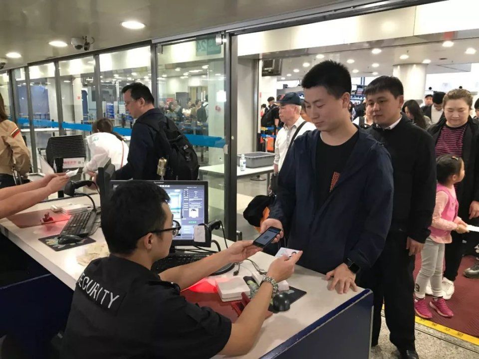 排队换登机牌太麻烦?今后你可以办电子登记牌