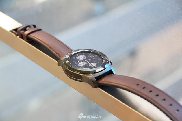 华为申请新专利:把一对儿无线耳机塞进手表里