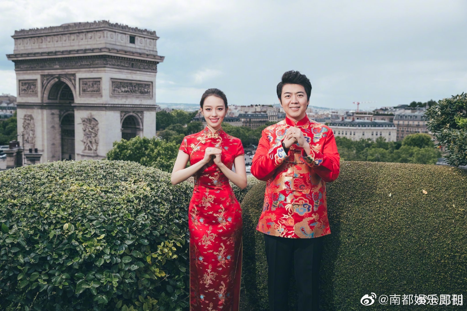恭喜!郎朗今日晒婚纱照宣布结婚喜讯:“我找到我的爱丽丝啦 她是吉娜 爱丽丝 ”。据悉,郎朗的新娘是位24岁的德韩混血女孩,毕业于汉堡音乐戏剧学院,精通钢琴演奏。两人的婚礼于今日在法国某酒店举行。