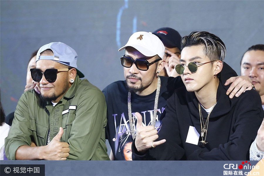 吴亦凡帽衫背头嘻哈风 张震岳潘玮柏黑超遮面