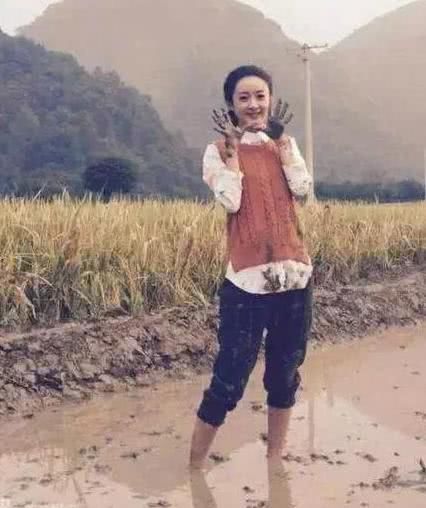 和谢娜是挚友,出生贫寒现今上亿资产,却只骑电