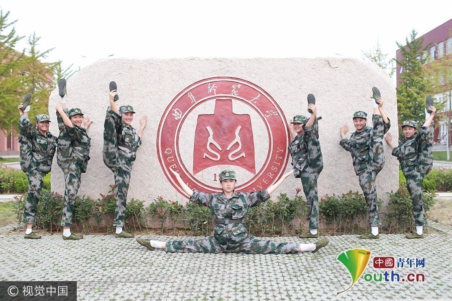 高校女生军训大秀一字马。