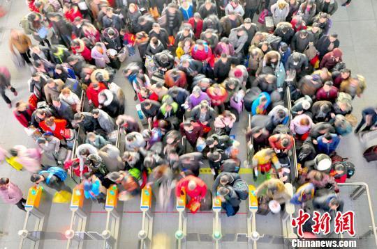 铁路部门温情护航春运