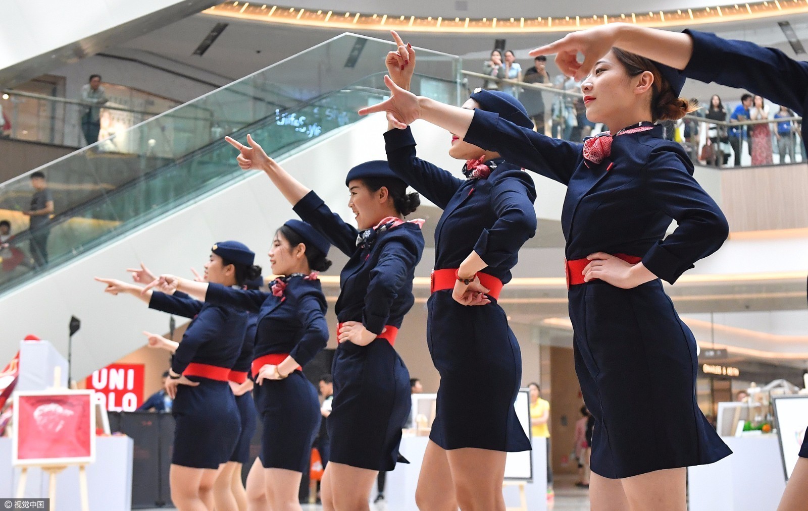 美女穿空姐制服商场玩快闪 吸引众人围观