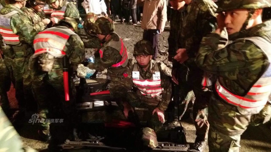 今日凌晨3点57分高雄地区发生里氏规模6.4地震，造成台南多处楼房倒塌，台湾陆军第8军团54工兵群官兵紧急赶往台南永大路灾害现场，将运用生命探测器协助搜寻受困民众。