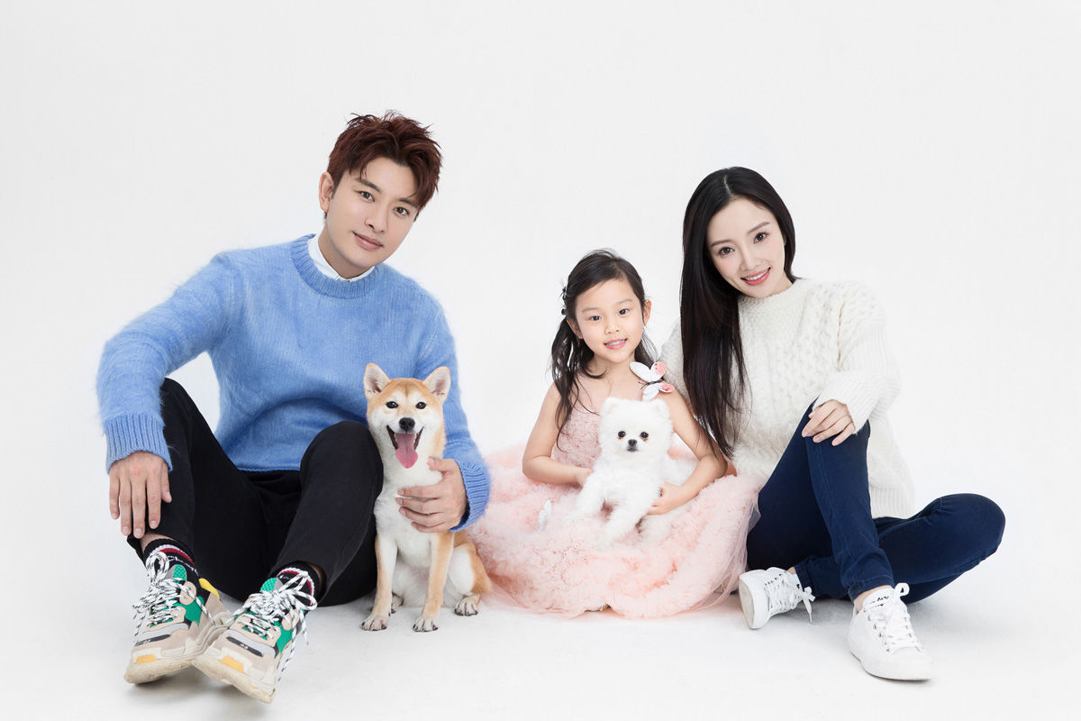 贾乃亮全家福照片:小甜馨越来越美了,像李小璐