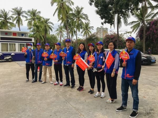 三亚凤凰机场志愿者参加文明交通志愿服务月活