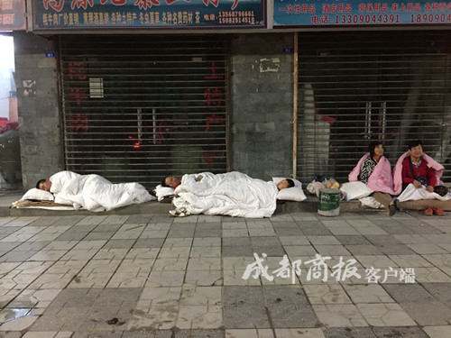 8月9日6时许，记者连夜抵达九寨沟县城，拍下了九寨沟震后的第一个清晨。图为九寨沟县城，外地游客睡在路边。