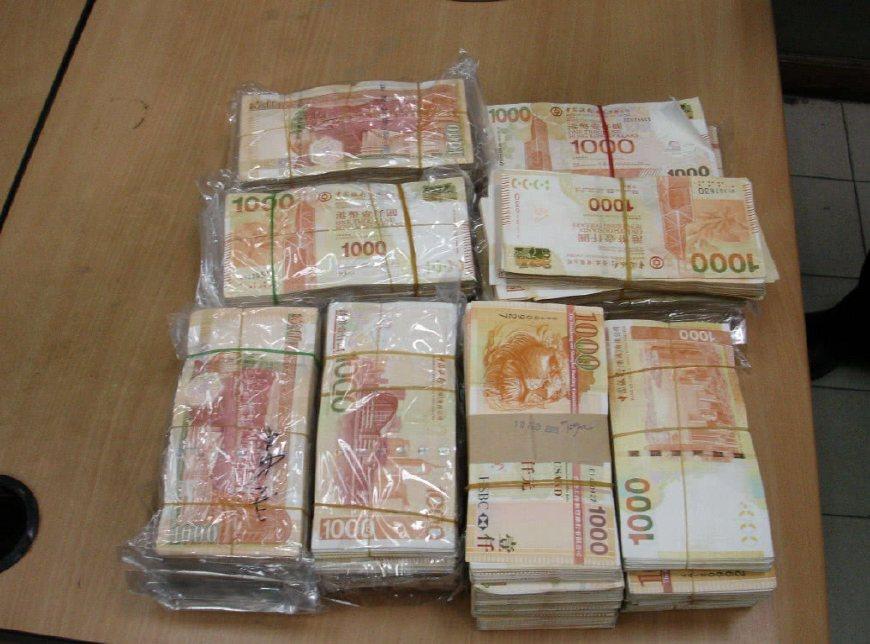 存1000万放在银行, 一年的利息够日常生活需要