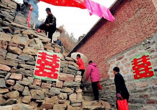 为什么农村娶媳妇,要尽量避免找独生女?听听这