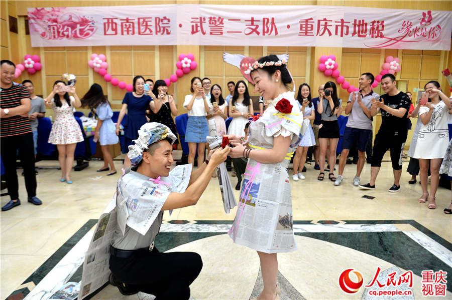 “军人不能经常回家,要找个志同道合,理解军人这个职业的才行。”在重庆市地方税务局工作的女嘉宾小李坦言,由于平时上班忙,社交范围有限,到现在也没对象。