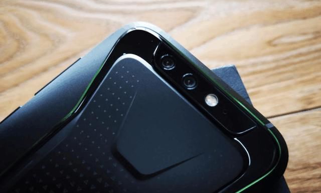 黑鲨游戏手机开箱:满满的电竞风,手游玩家根本