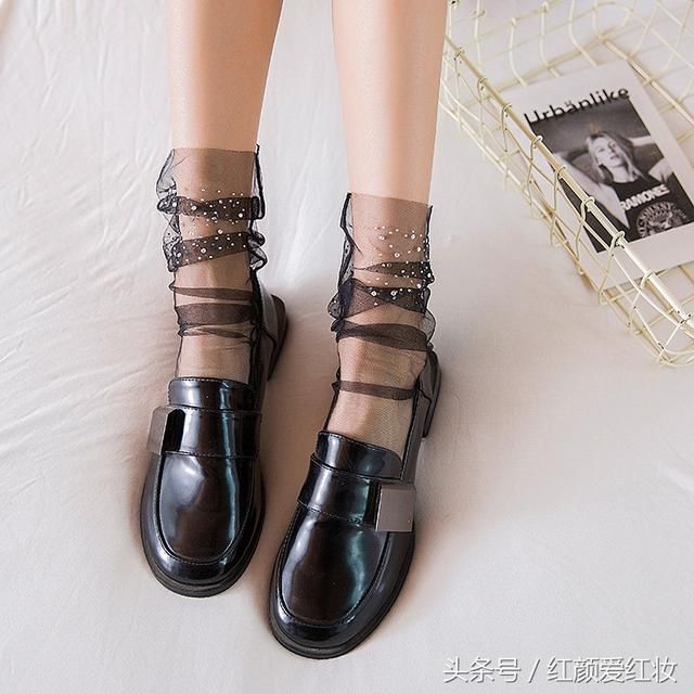 原来高跟鞋配袜子也能这么仙气十足?我也要做