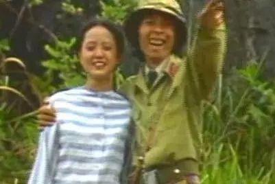 年轻女演员在京圈大佬前起舞,陈道明的反应亮