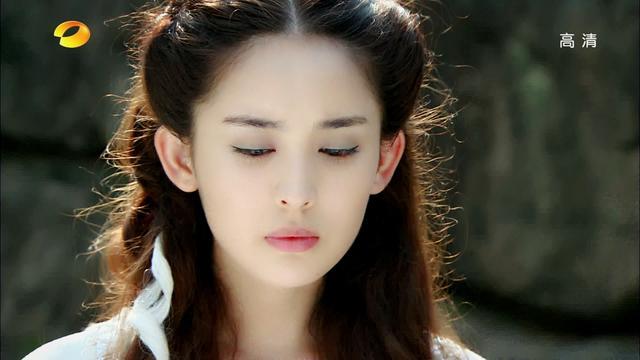 胸贴外露是什么穿法?张翰懂娜扎这种时尚吗