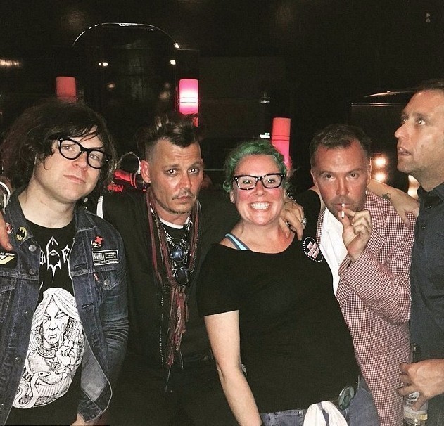 德普离婚后唱摇滚换新发型 浪子回到伤心地 德普离婚后唱摇滚换新发型 浪子回到伤心地